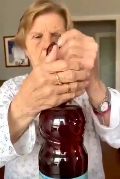 Vovozinha fofa fazendo m&aacute;gica