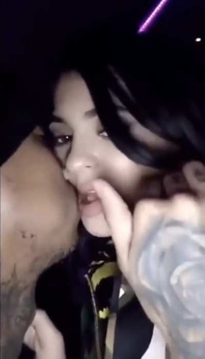 Kylie teasin tyga&rsquo;s lips. Booty grab