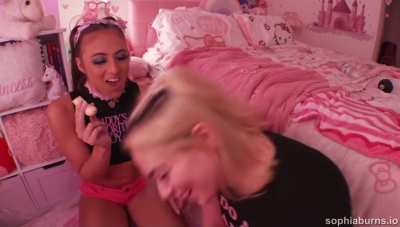 Something about 2 girls feeding each other from the butt is just so sexy ❤️🍌