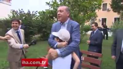 &Ccedil;ocuğun şapkasını bile &ccedil;alıyorlar.