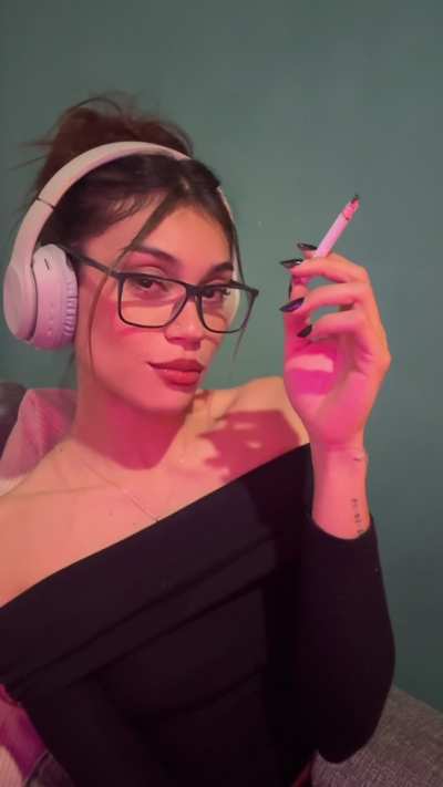 Break from studying to smoke 10 cigarettes😇🤤