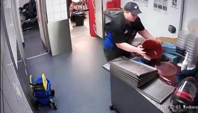To carry 2 containers of marinara sauce at the same time