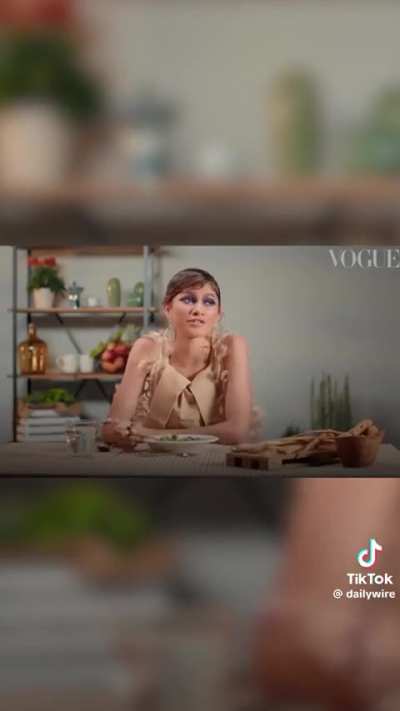 How dare zendaya learning how to cook. She's helpless! 🙃