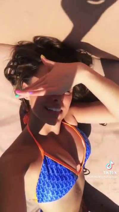 Big titty alert