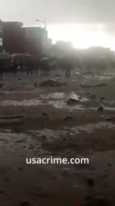 [LFO] 22 Dead After Crash of Military Plane Carrying Bank Notes, as Crowd Attacks Press &amp;amp; Attempts to Steal the Cash, Bolivia 🇧🇴 (Highly NSFL!)