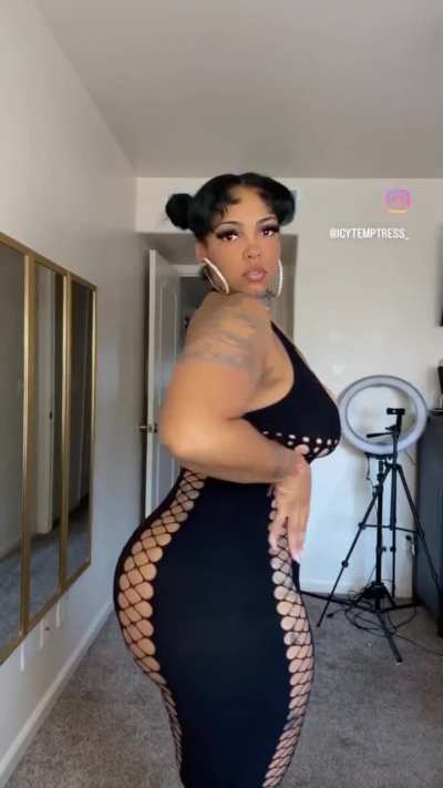 Ms. Butterfly (@icytemptress_)