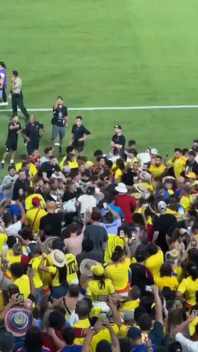 Darwin Nunez quebrando torcedor no soco ap&oacute;s Uruguai x Colombia 