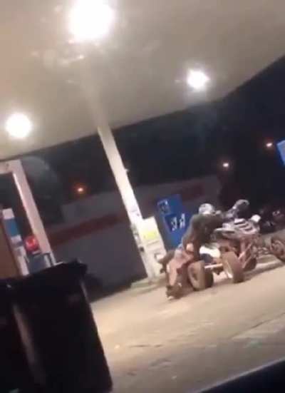 Man overpowers cops 💪