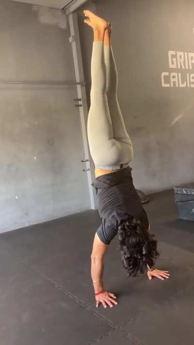 I help people get their first handstand faster &mdash; here&rsquo;s what they say.
