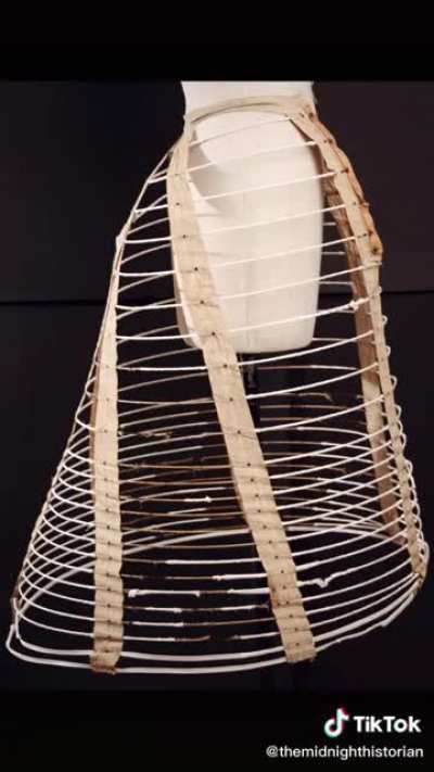 A short history on popularity of crinoline and bustles (fake rumps) during the Victorian era