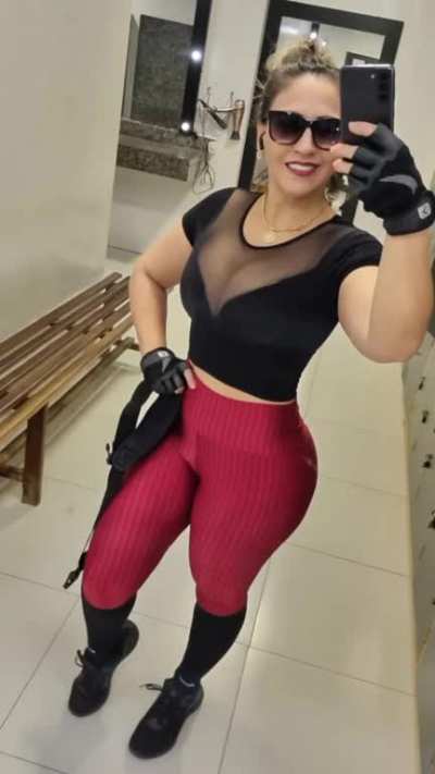 Que rica carita se le ve con ese maquillaje puton