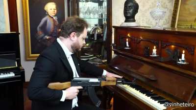el chico callado del sal&oacute;n cuando tienen clases de m&uacute;sica