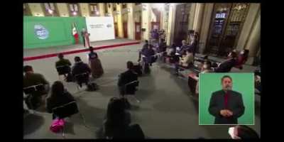 AMLO: Hay paz y tranquilidad en el pa&iacute;s Reportero: &iquest;Incluye la parte de Aguililla? AMLO: En todos lados, hay tranquilidad, hay paz