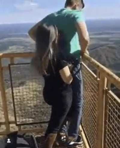 -А перила не отвалятся? -Да не, не должны