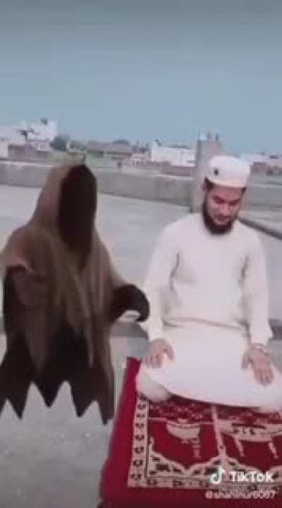 Namaz_Kılan_M&uuml;sl&uuml;mana_Saldıran_Cini_Allah_&Ccedil;arpıyor.mp4