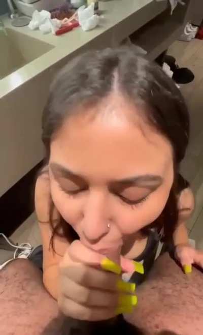 Latina giving a bbc head