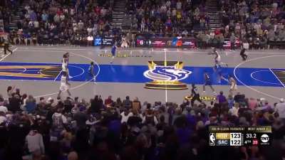[Highlight] Up 1 with 37 seconds left, miscommunication between Klay Thompson and Draymond Green means a costly turnover to give possession back to the Kings!