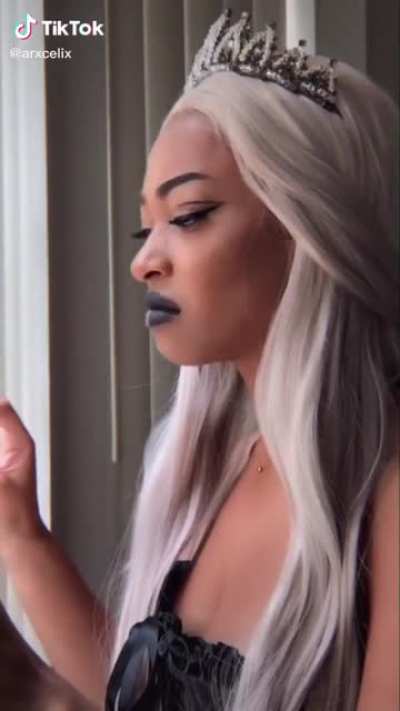 Qiyanal after pressing tab &amp;amp; realizing she's the only one on her team with a positive kda 👁👄👁