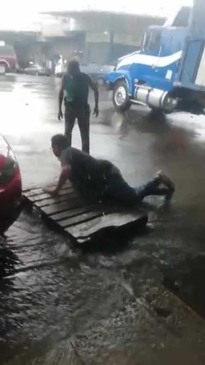 Boss didn&rsquo;t want to get wet