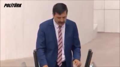 Ge&ccedil;tiğimiz aylarda sizlere Barış Atay'ı paylaşmıştım, bug&uuml;n de Erkan Baş'ı paylaşmak istedim. Bu adamları iyi tanıyın arkadaşlar bizlerin s&ouml;ylemek istediği ama &ccedil;ekindiği şeyleri orospu &ccedil;ocuklarının y&uuml;z&uuml;ne haykıran insanlardır. Birg&uuml;n bizlerin onları savun