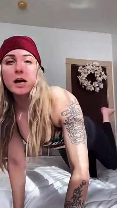 @Lunahillxx I had 2 more videos that were around 5 minutes each but the screen recording kept failing to save. Kinda upsetting too since one of them had her putting her socks on and taking them off&hellip;