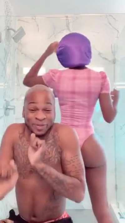 Summer walker twerking with friend