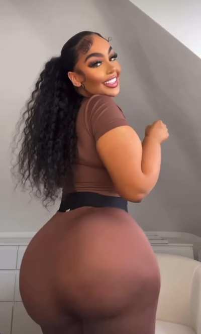 She Knows What She's Doing with That Booty