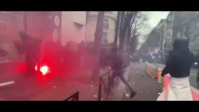 Police retreating, it's a war zone in Paris, France