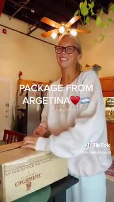 me destroza que le cueste tanto abrir la maldita caja.. y que no tenga dentro lo que prometía el embalaje.. indignante! .. pero bueno, ella está contenta, nada mas debe importar.. ni siquiera lo que pagó..