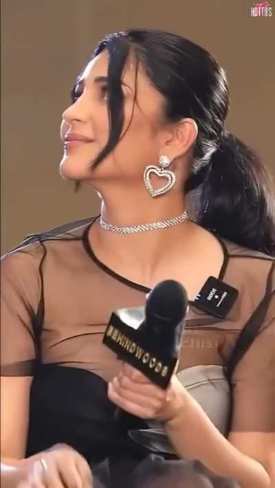 Shruti Hassan knows If She missed any chance in showcasing her Udders, her career is over. Interview toh bahana hai Bhadwi ko toh bas apne than dikhana hai. Don't miss her Thick Lips too btw