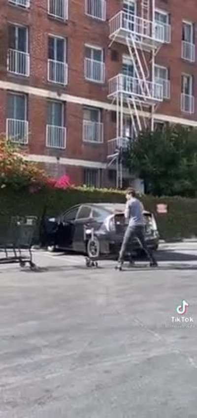 Entitled guy cant put away his shopping cart and gets angry about it 🤦🏻&zwj;♂️