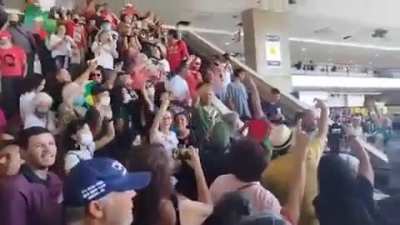Um Bolsominion foi provocar com uma toalha do presidente feio dele e a resposta do DATAPOVO foi esta