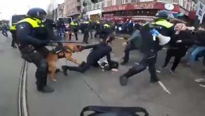 Violent clashes between protesters and the police are taking place at this moment in Amsterdam. Security forces use special means, dogs are set on activists. This is a protest against the governments coronavirus policy. Netherlands