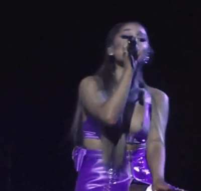Ariana&rsquo;s nip slip