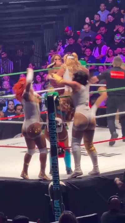 Lady Maravilla and Lady Flammer sneak attack Lola Vice different angle, AAA Guerra de Titanes 12/20/25