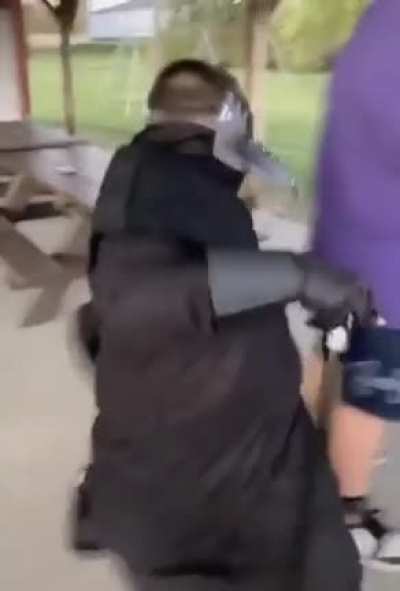 Kara veba d&ouml;neminde manavda &ouml;ks&uuml;ren adami yakmaya giderken olur gibi: