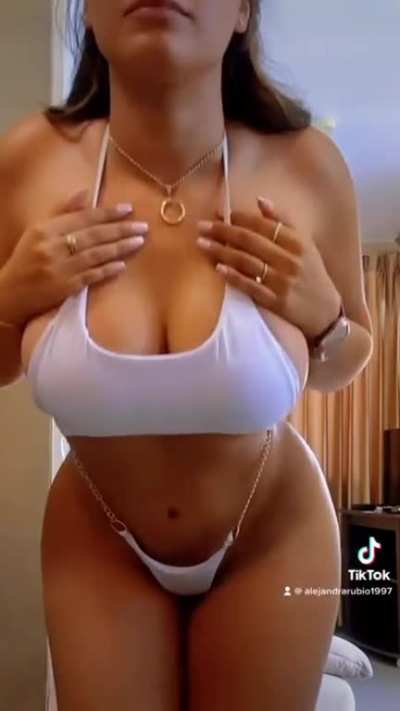 Alejandra (@alejandra_rubio_hn)