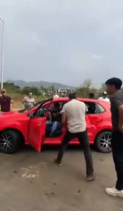 Roadrage Freakout in Mexico; Driver pulled out and beaten