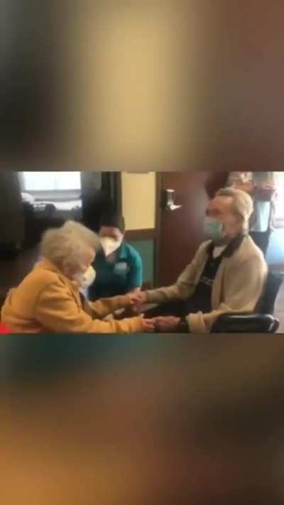 After not knowing if she&rsquo;d see her husband ever again this Elderly woman beat COVID-19 and reunited with her husband after many weeks apart