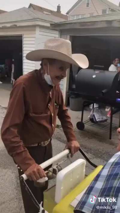 This man bought all his paletas ice cream so that the street vendor could go home and relax on Father&rsquo;s Day