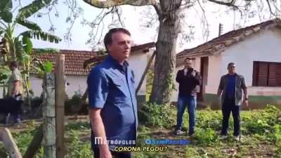 Presidente Jair Bolsonaro se surpreende ao descobrir que filho de conhecido morreu de Covid-19. Ele questionou se a v&iacute;tima da pandemia tinha alguma comorbidade, mas foi informado de que era uma pessoa jovem. &ldquo;Alguns pega de jeito&rdquo;, comentou Bolsonaro.