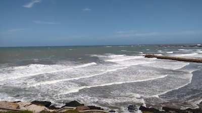 Les dejo un instante del mar hoy, camino al laboro. Linnnnndo viento!