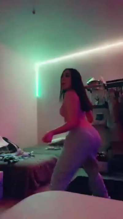 @xokxko shaking her booty in pjs