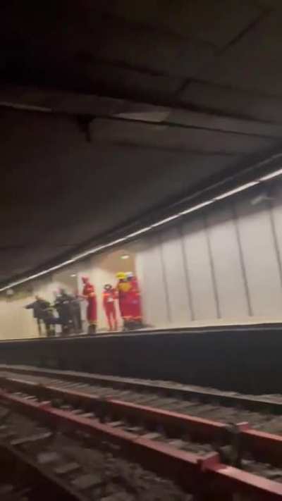 Suntem &icirc;n metroul de Pipera, s-a reluat circulația. Trenul avariat e &icirc;ncă &icirc;n tunel, motiv pentru care &icirc;ntre Romană și Unirii se merge &icirc;ncă pe același fir (trenurile de Pipera/Berceni opresc la același peron la Universitate, se merge alternativ).