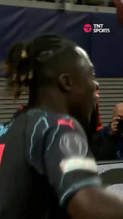 Esse cu joga bola.