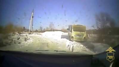 Пьяный мужчина угнал автобус в Приморье. Полиции пришлось открыть огонь по колесам, чтобы остановить злоумышленника.