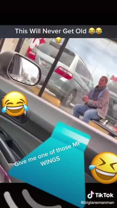 lol this shit have me dead every time. &ldquo;Give me 1 of them mufuccin wings OG&rdquo; 😂