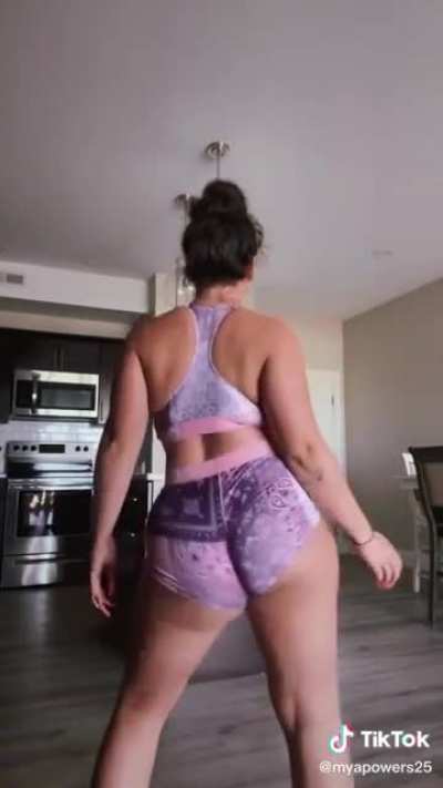 Who doesn&rsquo;t love a PAWG in Spandex? 🍑