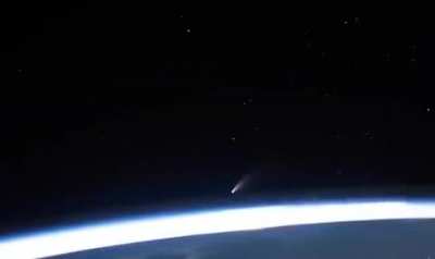 Замечательное видео с МКС показывает комету Neowise C/2020 F3 &laquo;над Землей&raquo;, которую можно наблюдать невооруженным взглядом с Земли в течение июля