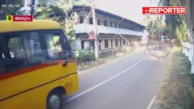 വിദ്യാർത്ഥി വാഹനാപകടത്തിൽ നിന്നും രക്ഷപ്പെടുന്നു